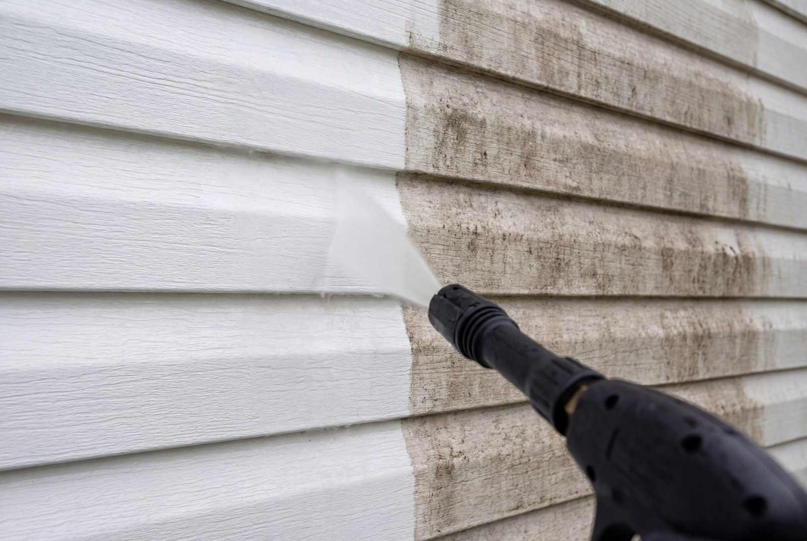 high pressure water jet cleaning dirty white vinyl house siding
